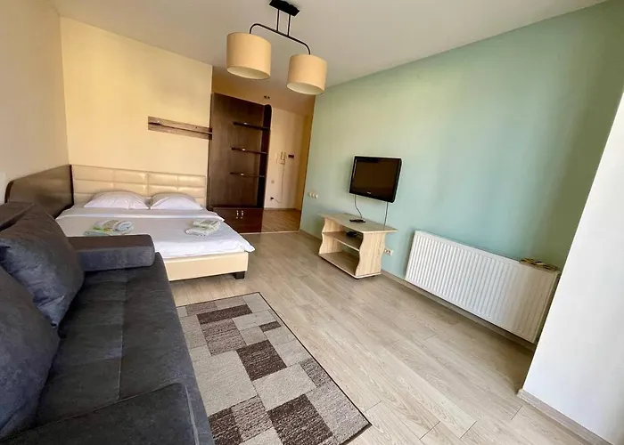 Hotelroom 32 *