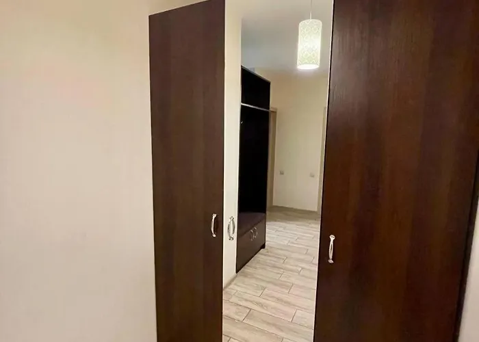 Hotelroom 32 *
